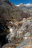 Val Codera. Il bel ponte di pietra seicentesco che supera il fiume Ladrogno. 